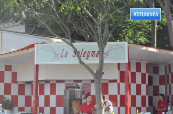 Suleiman a ajuns în Mamaia şi vinde shaorma!